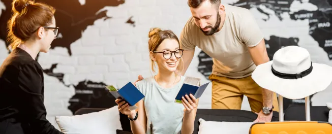 emprendedores feliz por crear su agencia de viajes en estados unidos 2025