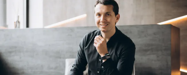 empresario chileno feliz por abrir su llc en florida