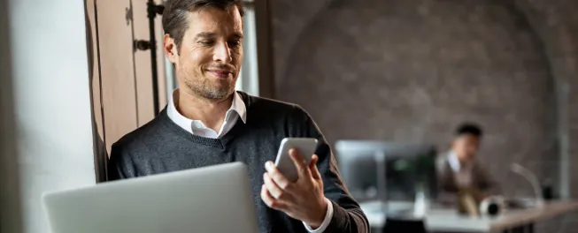 emprendedor feliz por crear su empresa en georgia con prodezk