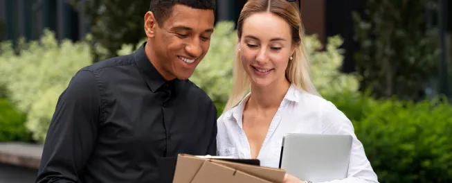 Empresarios simplificando proceso de logistica