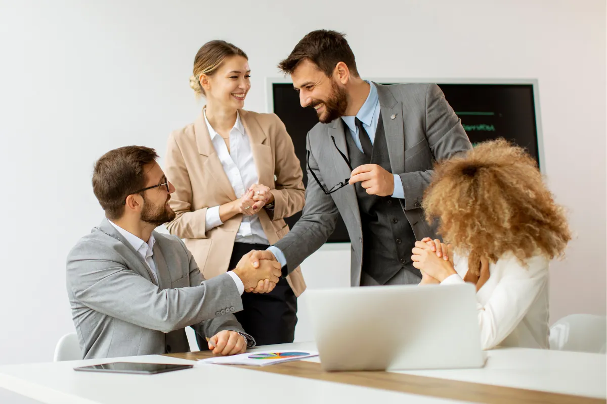 empresario colombiano feliz por registrar su empresa en florida