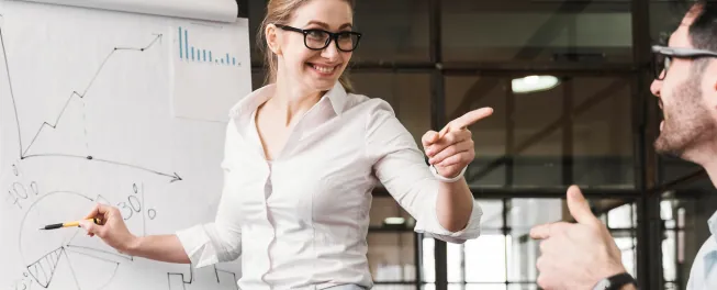 Mujer explicando como calcular sales tax