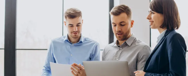 Emprendedores latinos creando un LLC en Estados Unidos
