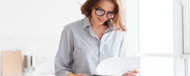 emprendedora feliz por haber presentado el formulario 1099 con prodezk