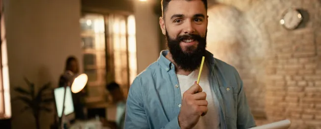 emprendedor feliz por crear su empresa en estados unidos desde costa rica