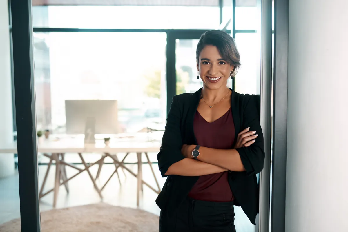 empresaria feliz por reactivar llc