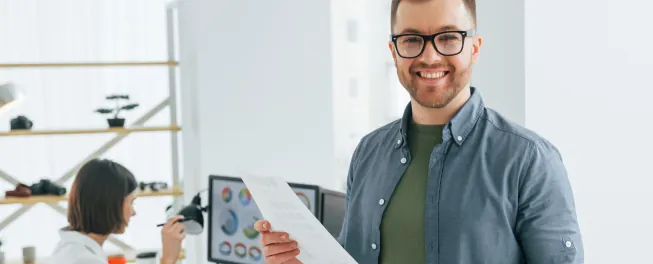 emprendedor feliz por conocer los requisisitos de la visa l1