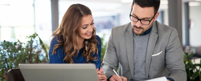 pareja de empresarios aprende los beneficios de abrir una llc en georgia
