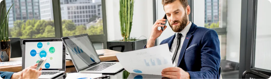 empresario disfruta de los beneficios de crear llc en usa