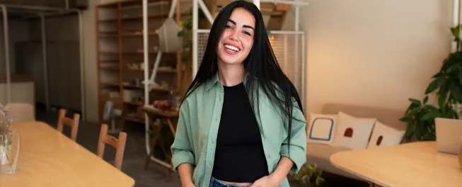 Mujer feliz por empezar su negocio en USA desde Costa Rica
