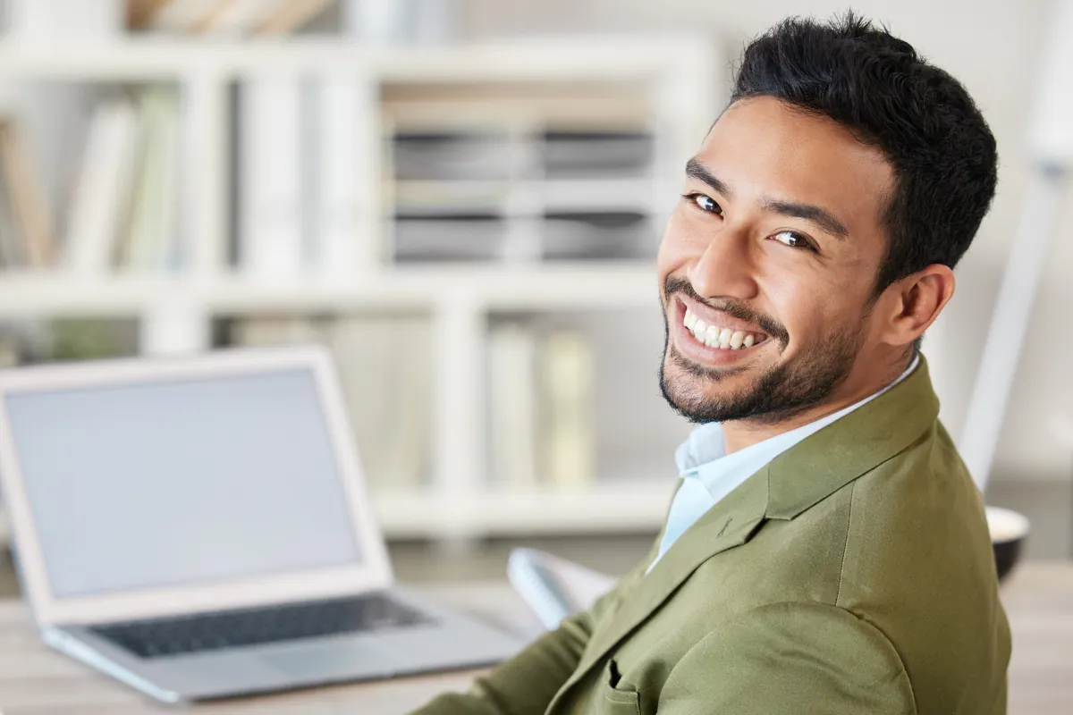 emprendedor feliz por reactivar su llc