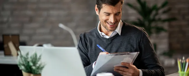 empresario feliz por saber cuanto le retienen en estados unidos con su llc al ser extranjero