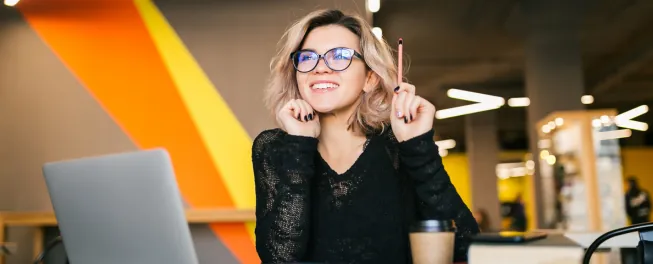 emprendedora feliz por saber como sacar la visa e2 en eeuu
